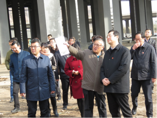 省委常委、西寧市委書記王曉在青海省物產(chǎn)集團總公司黨委書記、總經(jīng)理王玉輝陪同下，深入青海物產(chǎn)朝陽物流園區(qū)。